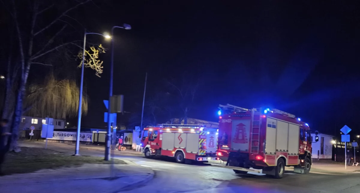 Wozy strażackie na ul. Rembielińskiego. Czytelnicy pytają co się stało przy płockim targowisku?