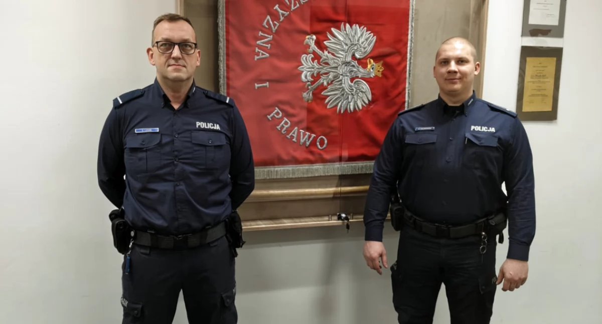 Kobieta oglądała telewizję. Policjanci gasili w jej domu pożar