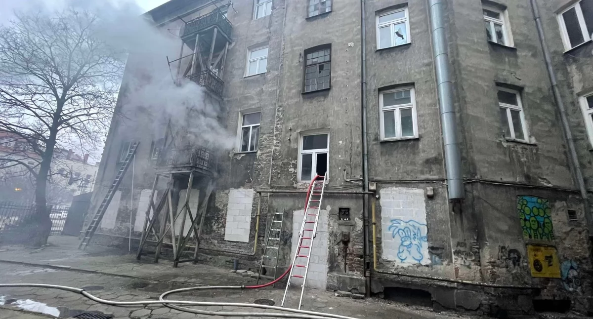 Co się stało w kamienicy na starówce w Płocku? 7 zastępów straży w akcji