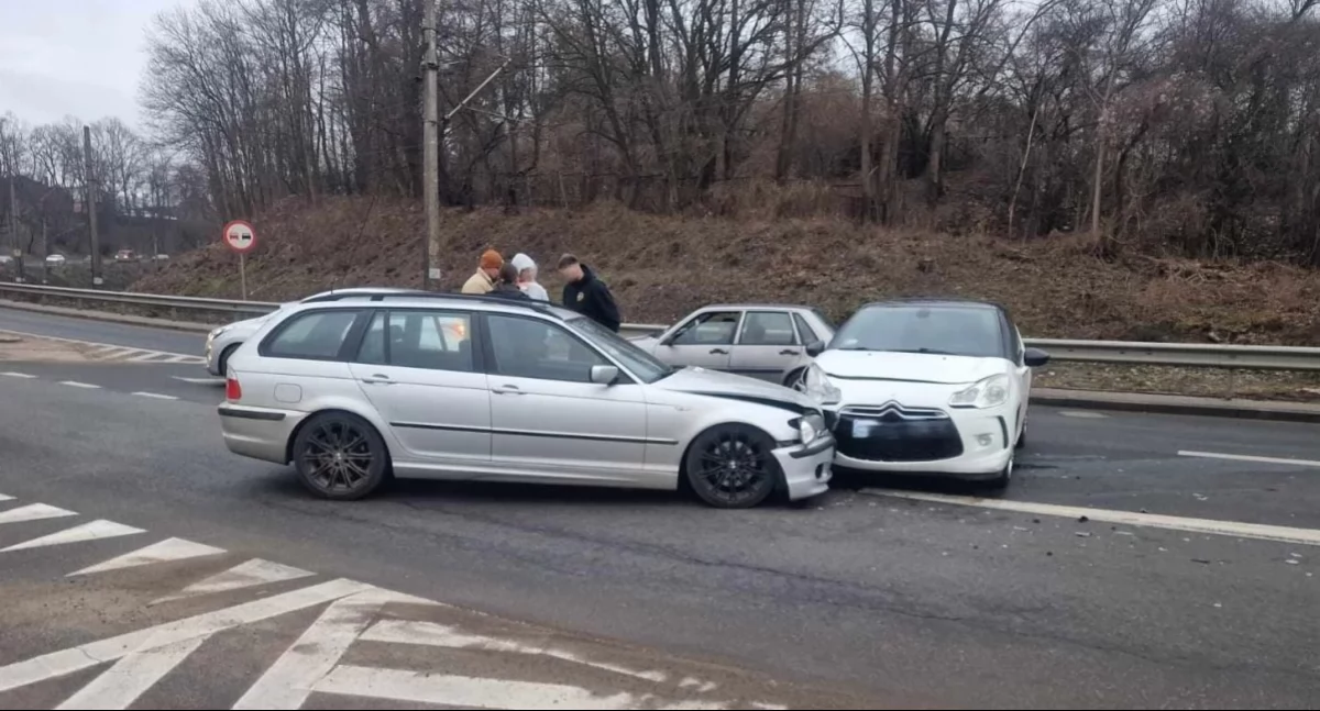 Kolizja na ul. Mostowej. Ruch na drugą stronę Płocka już bez utrudnień 