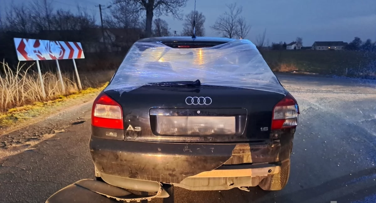 Pościg za czarnym audi. Policyjny radiowóz musiał zepchnąć auto z drogi 