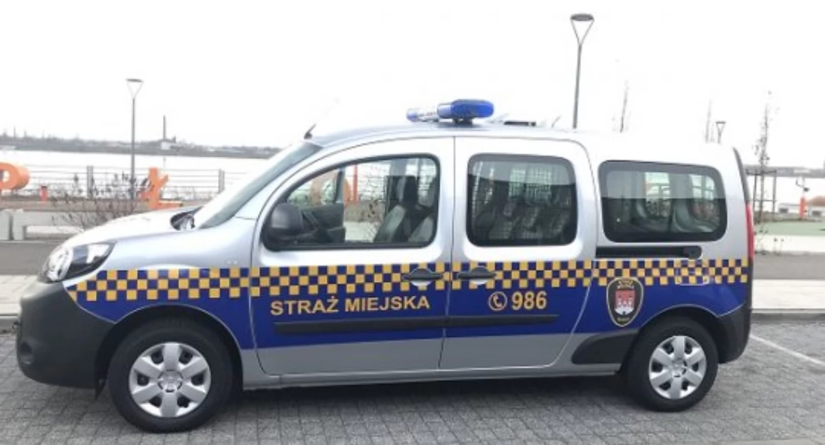 Tatuś pił alkohol na spacerze z dziećmi. Interweniowała Policja i Straż Miejska 