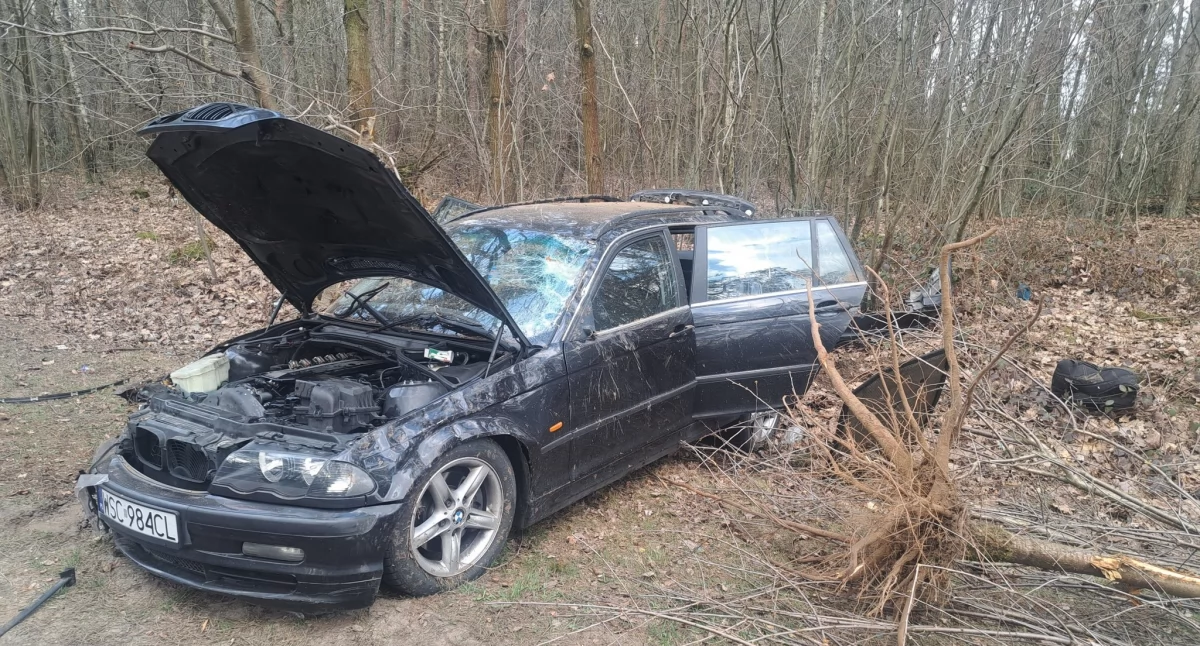 Dachowanie w Ostrzykowie. Jedna osoba poszkodowana 