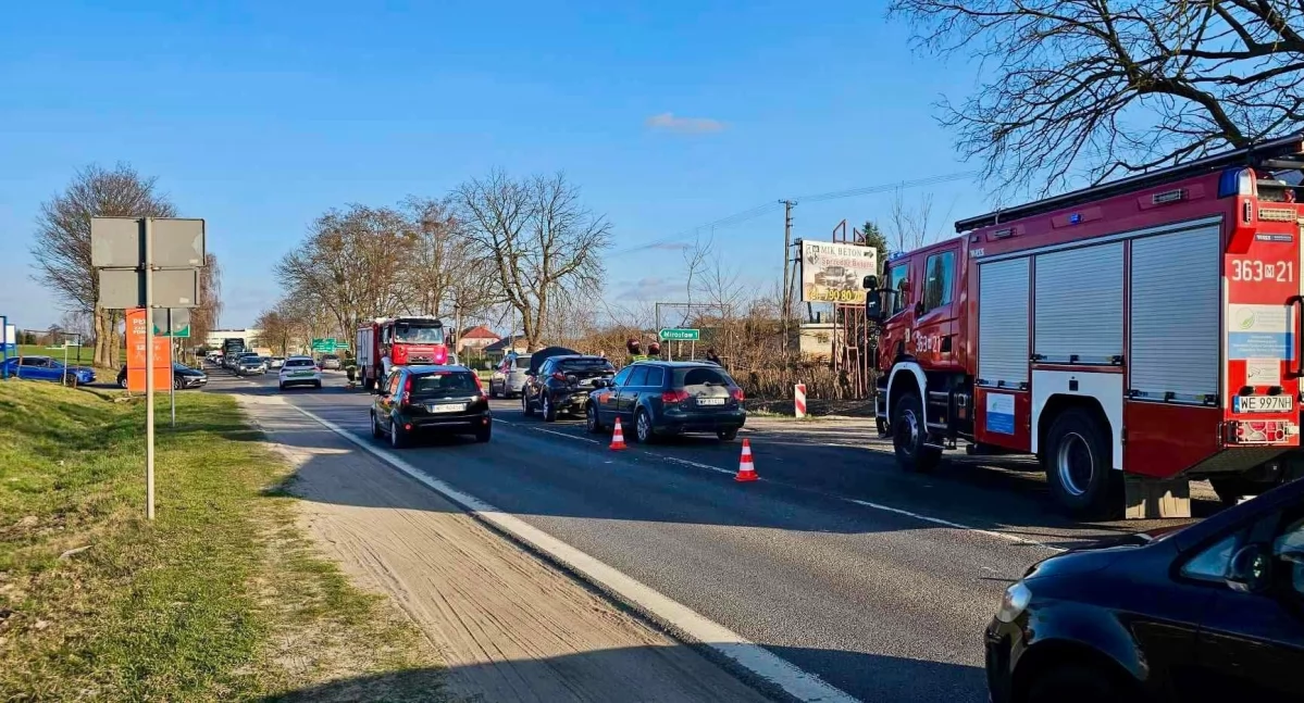 Kolizja trzech aut na wyjeździe z Płocka. Kierowcy napotkali na spore utrudnienia 