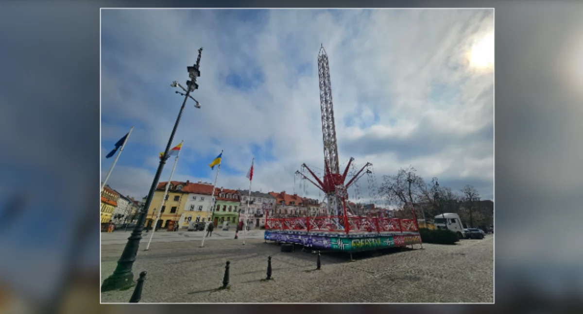 Gigant rośnie przed ratuszem. Takiej atrakcji jeszcze nie było na płockiej starówce! 