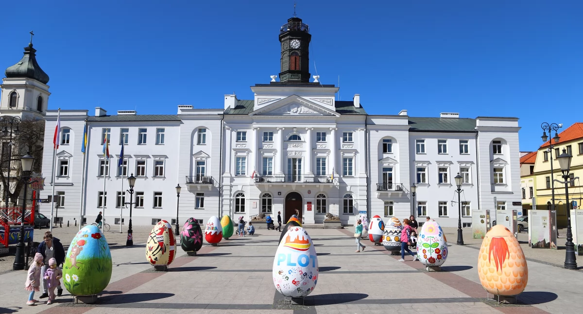 Wielkanocne pisanki przed ratuszem w Płocku już stoją! Kolorowa atrakcja wróciła na Starówkę