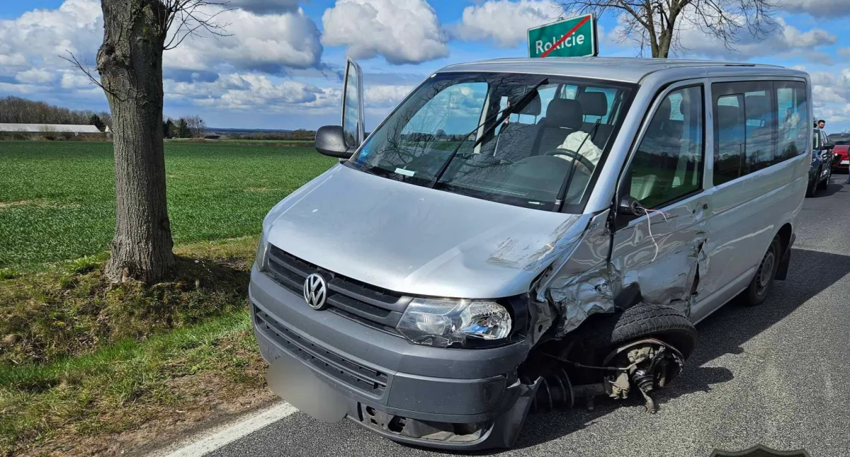 Zderzenie busa i osobówki w Myśliborzycach, gm. Brudzeń Duży. Jedna osoba poszkodowana