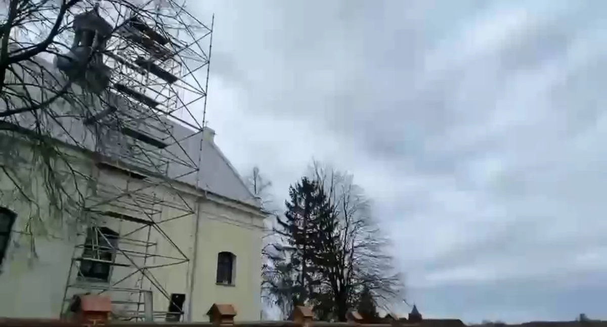 Mężczyzna spadł z dachu kościoła. Do Bądkowa Kościelnego wezwano śmigłowiec LPR 