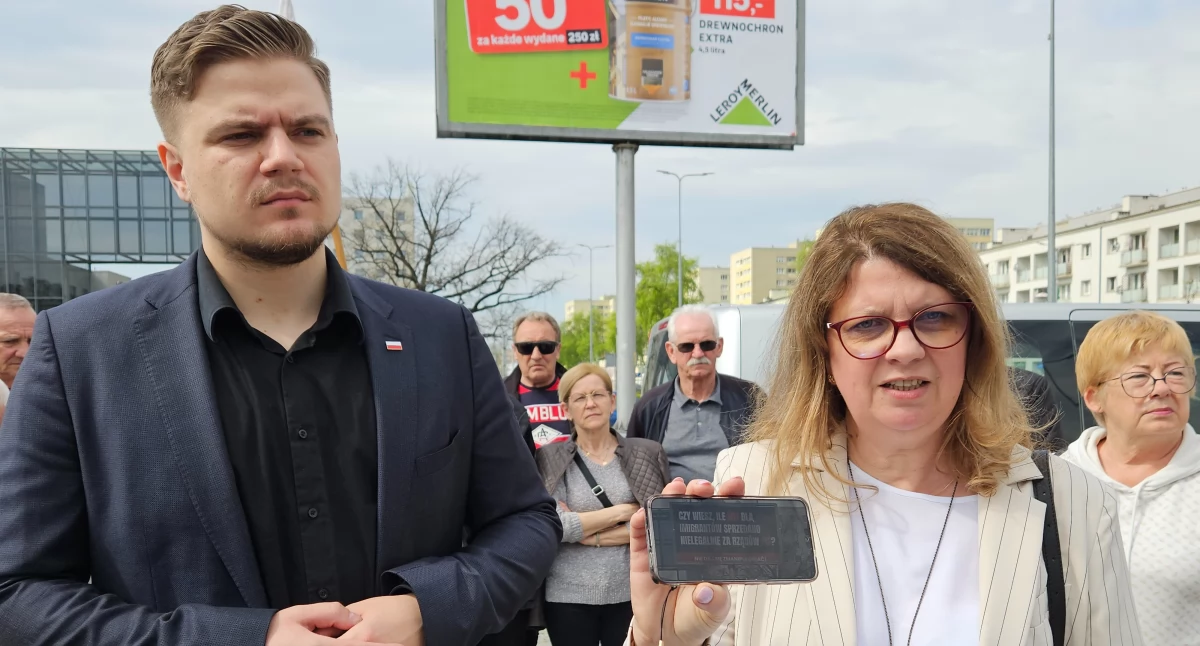Znikający billboard w centrum Płocka. W. Kulpa: „Nie było sprzedawania wiz na bazarze”