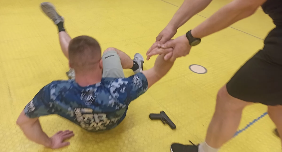 Jak radzić sobie z agresywnym pacjentem? Płoccy policjanci szkolą ratowników medycznych 