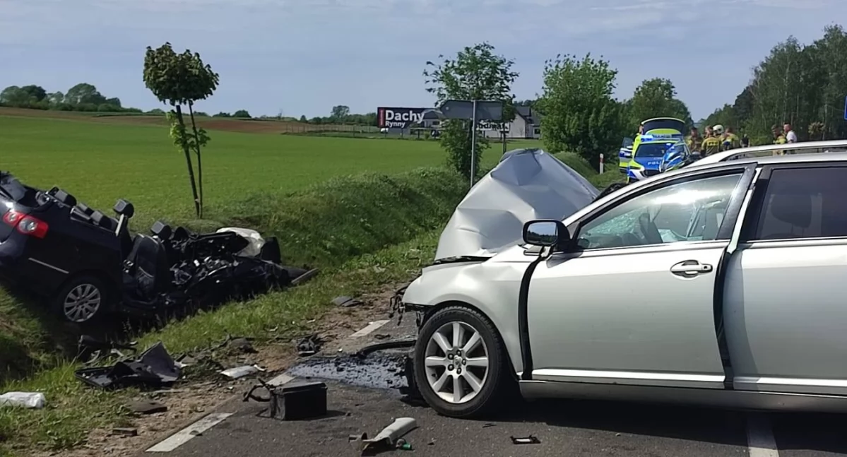 Czołówka w Alfonsowie. 4 osoby poszkodowane, DW 575 zablokowana [ZDJĘCIA]