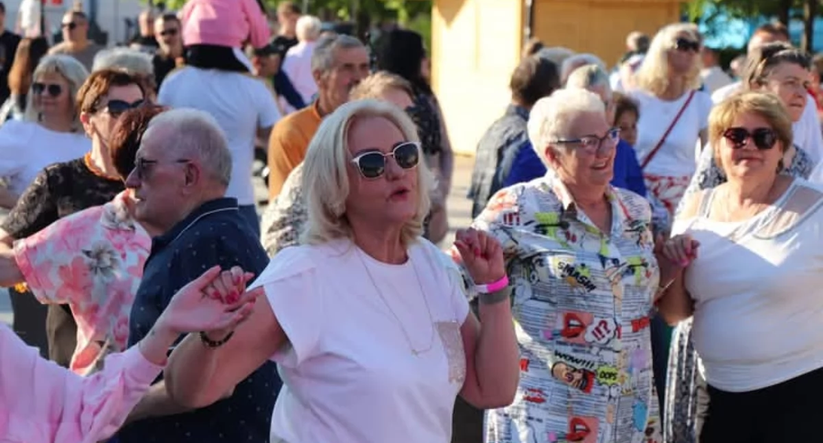 Roztańczona  majówka z AS-em. Tłumy seniorów na płockiej starówce