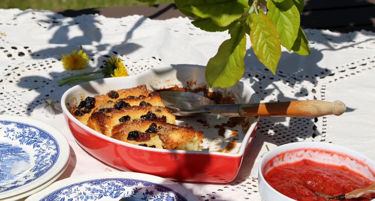 Przepisy kulinarne Izabeli Chudzyńskiej. Pudding chlebowo-maślany z wiosennym dżemem