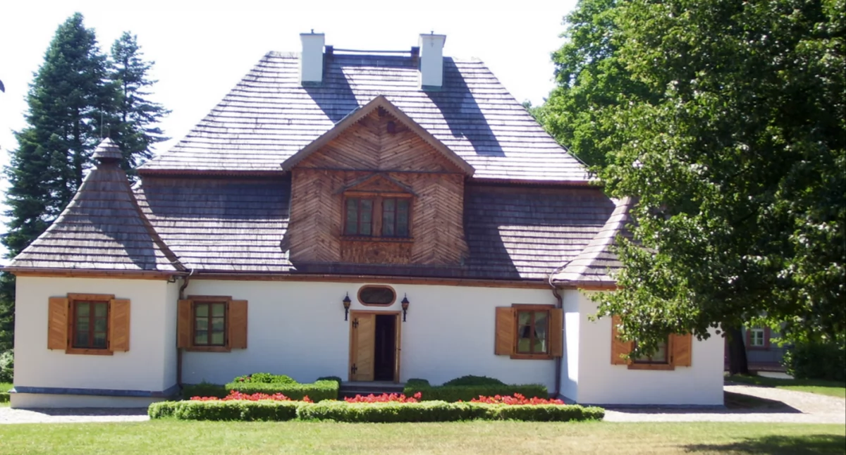 Ożarów: Dworek i Park w Dawnej Wsi Książęcej - Historia i Architektura