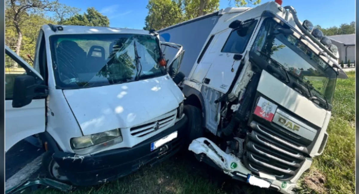 Ciężarówka znalazła się w rowie. Groźne zdarzenie drogowe w Sierakówku