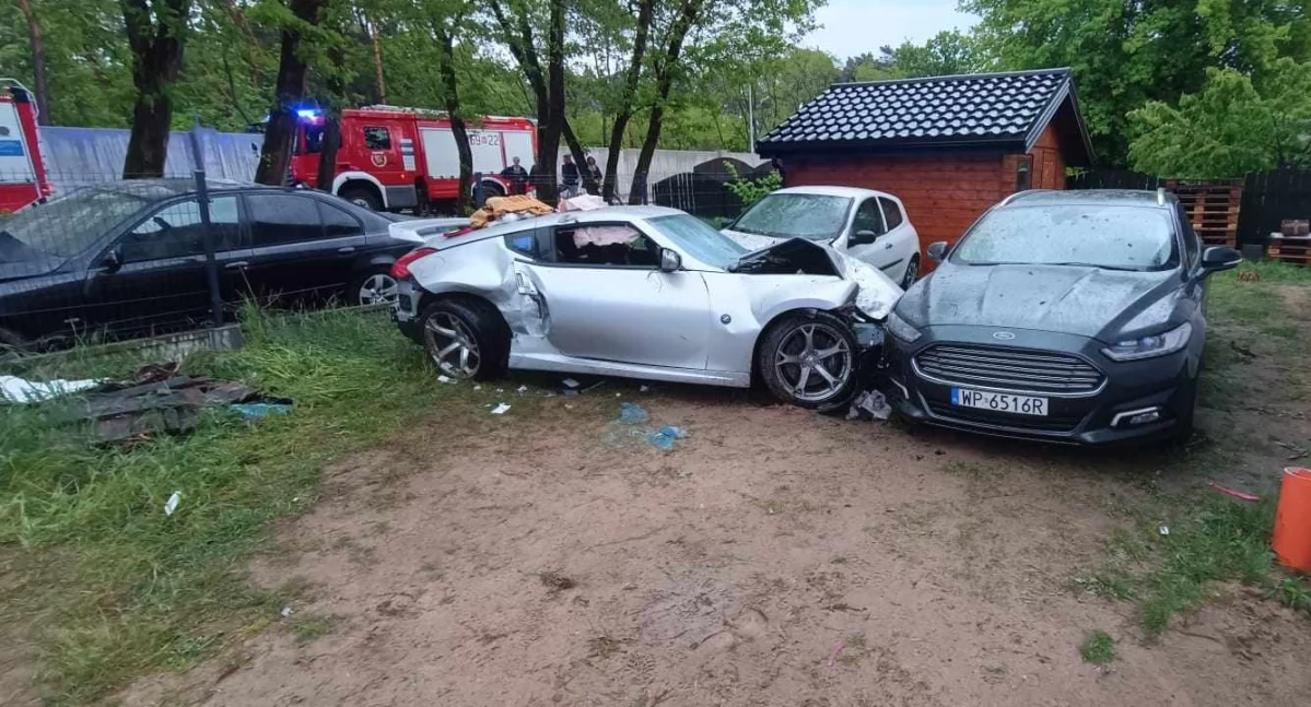 Zniszczone 3 samochody, ogrodzenie i drzewo. Co się stało w Bielinie? 