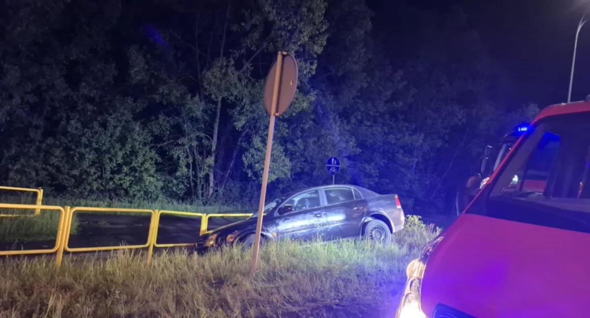 Auto w barierkach. Akcja strażaków przy rondzie im. bł. o. Honorata Koźmińskiego