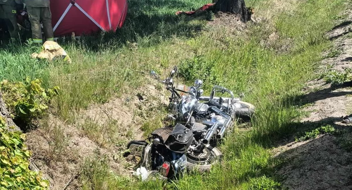 Motocyklista uderzył w betonowy przepust. Zablokowana DW 559 w Parzeniu, gm. Brudzeń Duży  [AKTUALIZACJA]