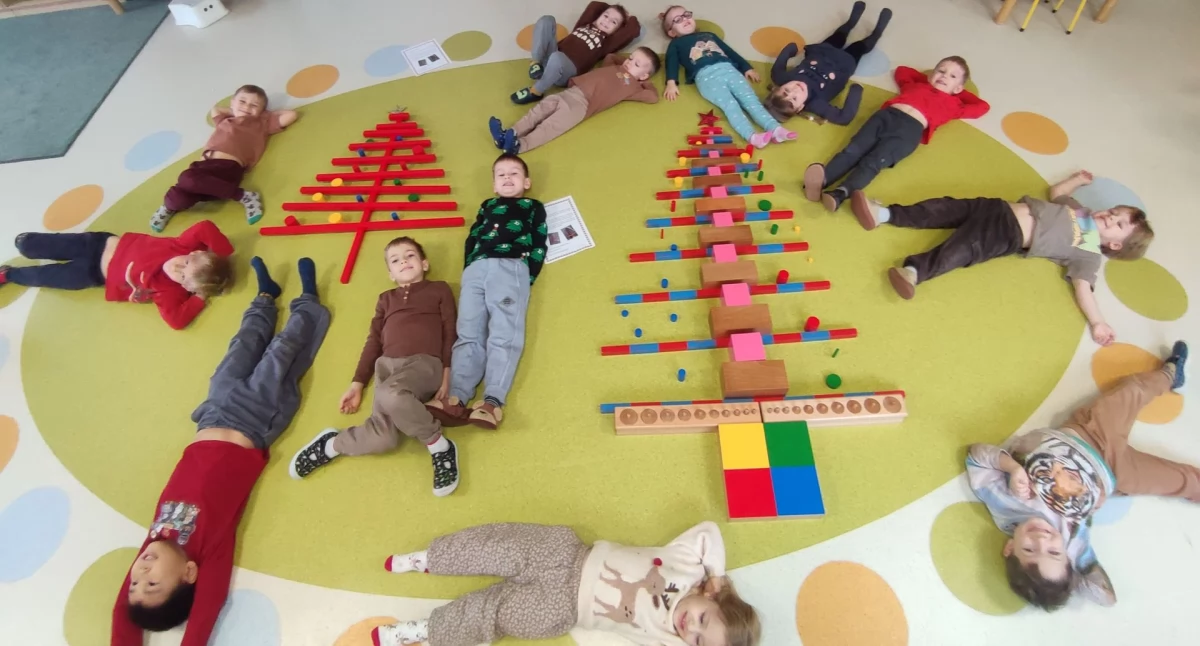 Przygotowuje dzieci do świata jutra, a rodzicom pomaga wychować samodzielne i szczęśliwe dziecko. EduMontessori i „Idea Bycia”