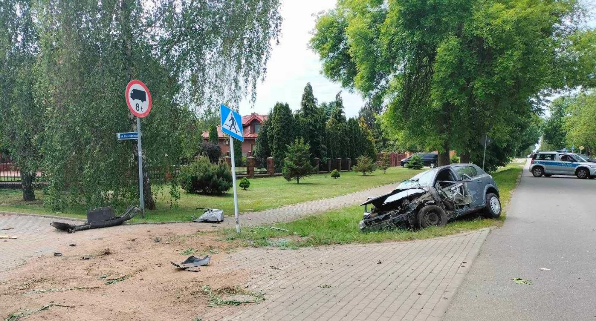 Z niewyjaśnionych przyczyn uderzył w drzewo. Groźny wypadek w Bielsku [ZDJĘCIA]