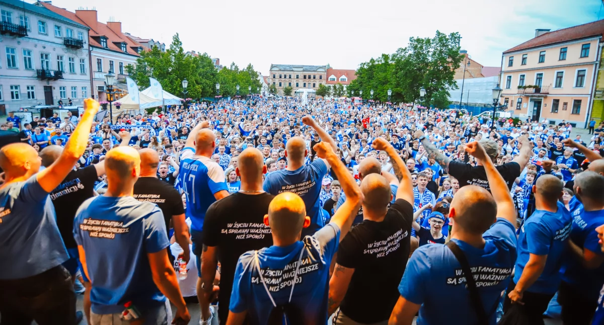 Kibice i zawodnicy wspólnie świętowali na Starym Rynku w Płocku! Wisła Płock wraca do Ekstraklasy! 