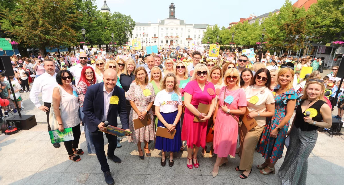 Wokół Starego Rynku w Płocku jechała dłuuuuga „Lokomotywa”. Kto będzie czytał książki latem?