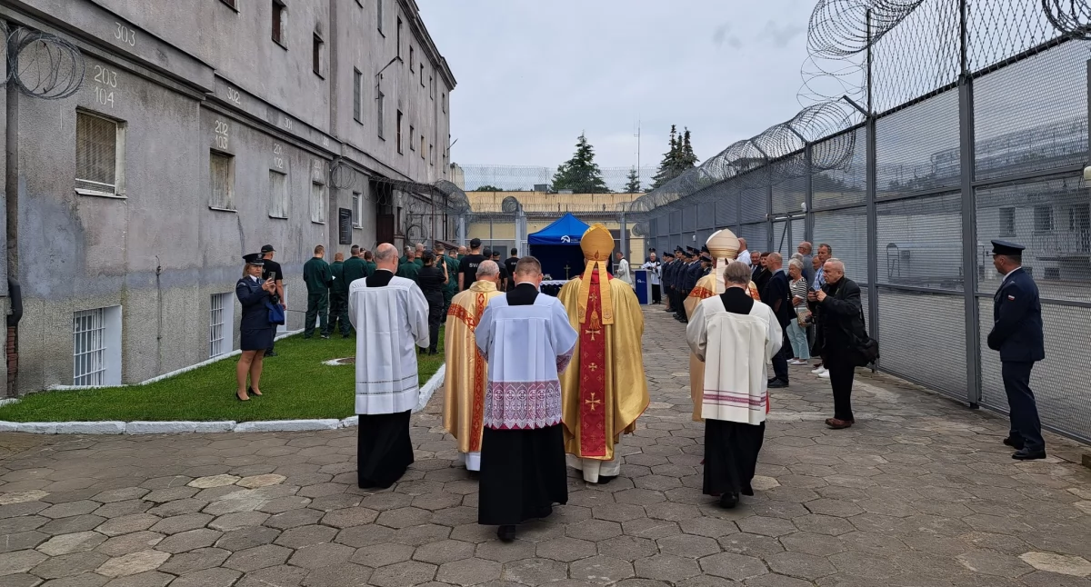 Legat papieski z wizytą w Zakładzie Karnym w Płocku. Ważna rocznica i ważne słowa  