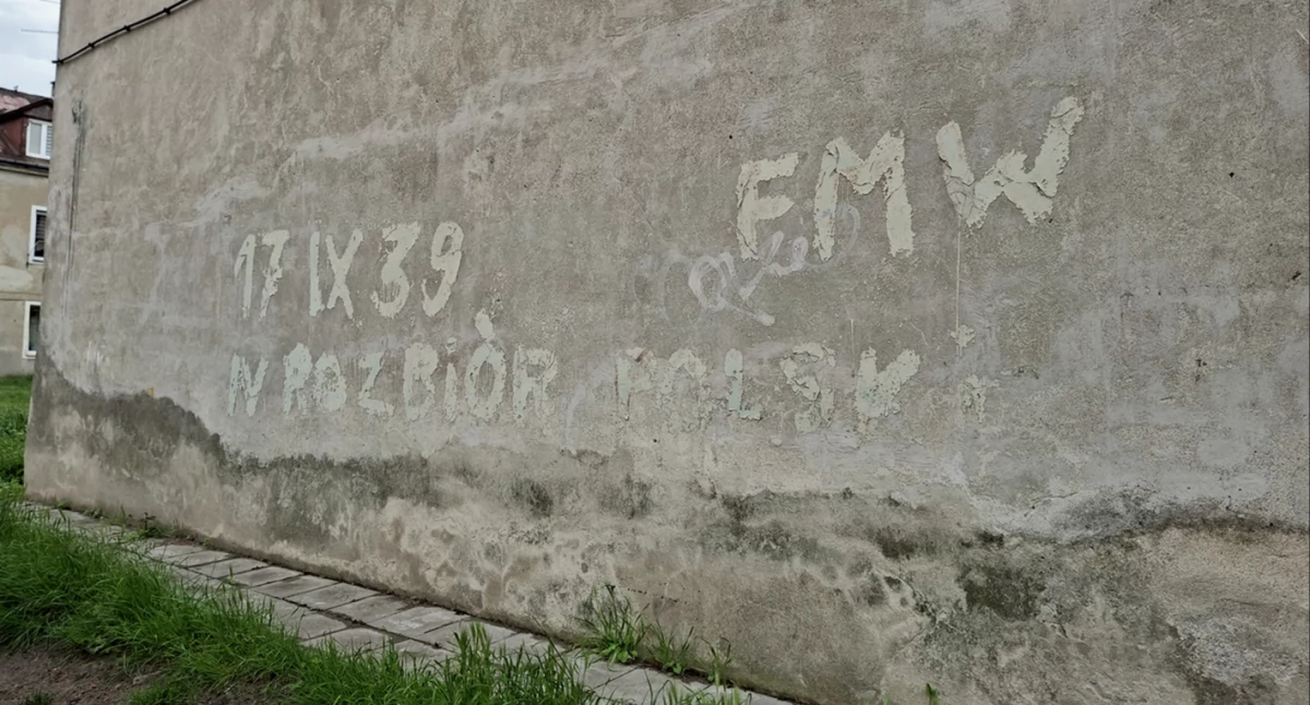 Autorzy napisu byli członkami Federacji Młodzieży Walczącej. Ostatni taki w Płocku znalazł się na liście zabytków