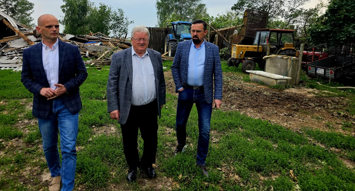 Trwa szacowanie strat po nawałnicy w powiecie płockim. Z poszkodowanymi rozmawiał minister Czesław Siekierski 