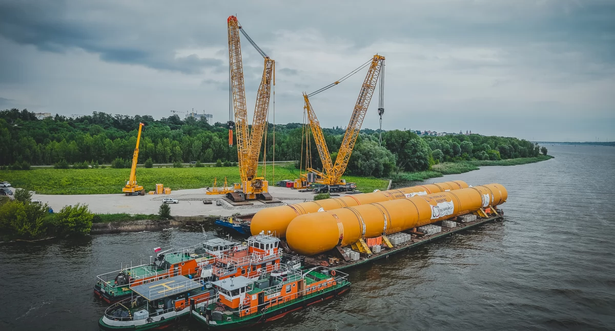 Giganty przepłynęły Wisłą 400 km do Płocka. Wkrótce trafią do Zakładu Produkcyjnego ORLENU  