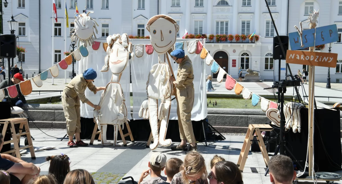 Na Stary Rynek w Płocku powrócą teatry uliczne. Scena w plenerze dla młodszych i starszych widzów 
