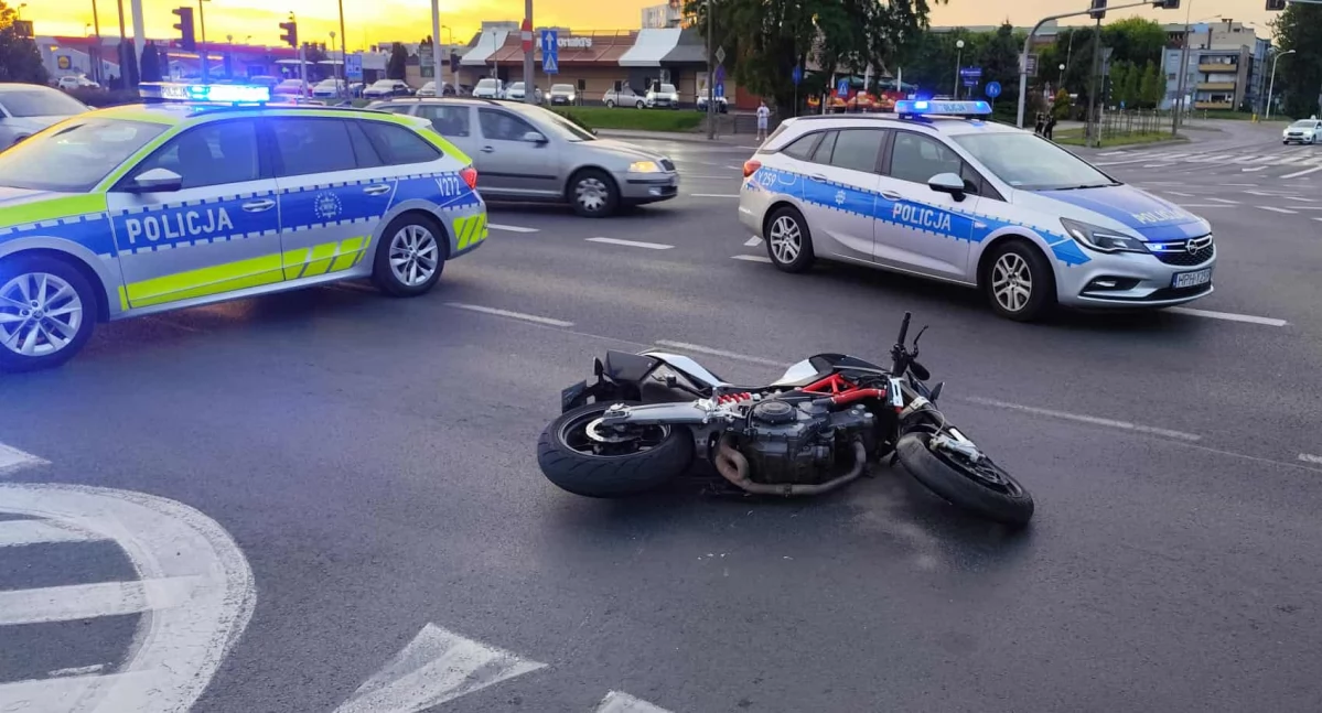 Motocyklista przewrócił się na skrzyżowaniu. Radiowóz był obok