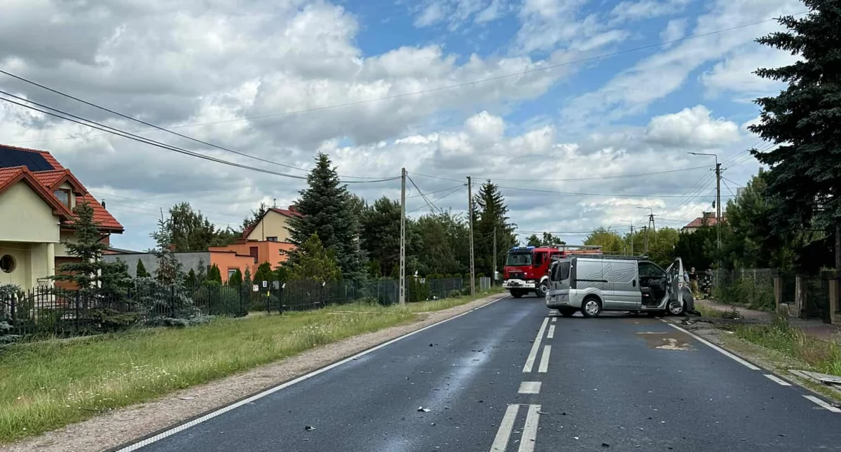 Zderzenie busa z naczepą w Popłacinie. Policja zaleca objazdy