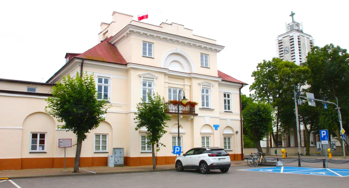 Ratusz w Gąbinie – serce miasta i perła klasycyzmu