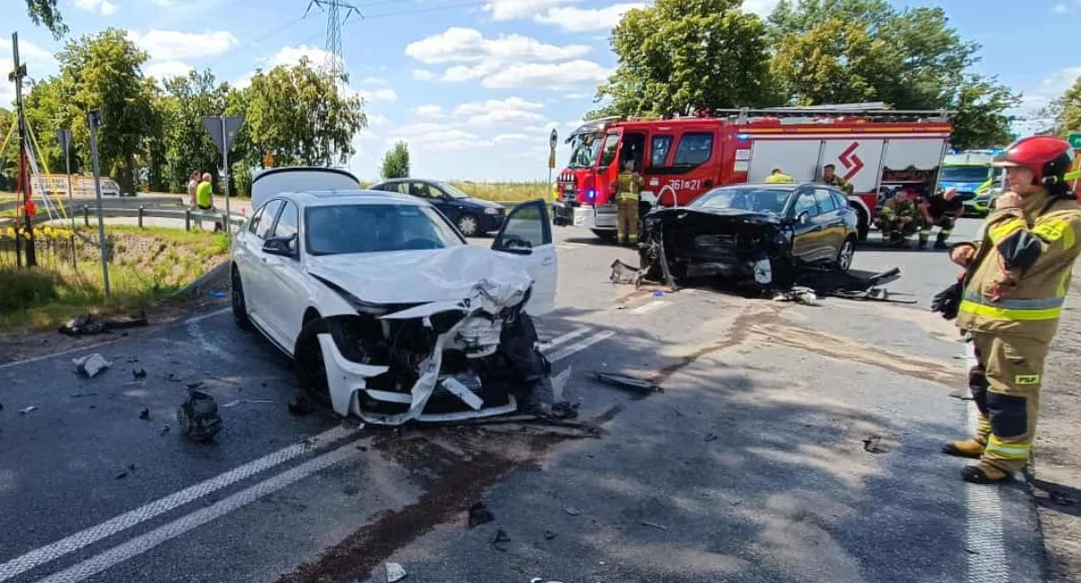 Groźny wypadek na wyjeździe z Płocka. 4 osoby trafiły do szpitala [ZDJĘCIA]