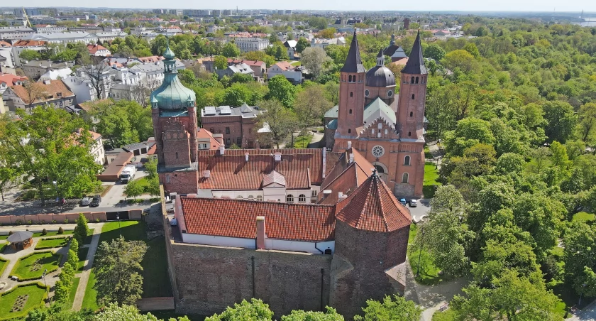 W katedrze płockiej spoczywają doczesne szczątki dawnych władców Polski: Władysława Hermana i Bolesława Krzywoustego. Równa Świątyni Salomona!