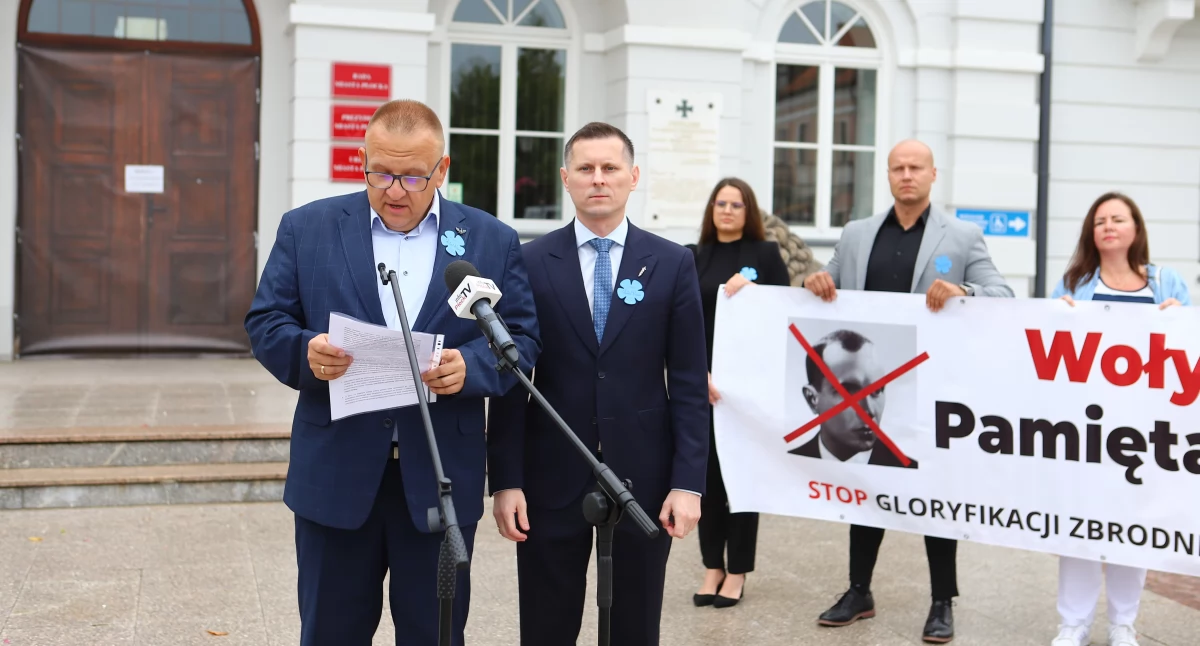 Nie o zemstę chodzi, a o pamięć. O czym przypominają w Płocku rozdawane kwiaty lnu?