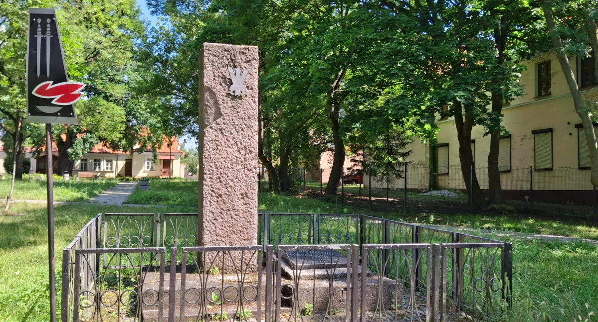 Renowacja miejsca pamięci.  W jednym z płockich parków