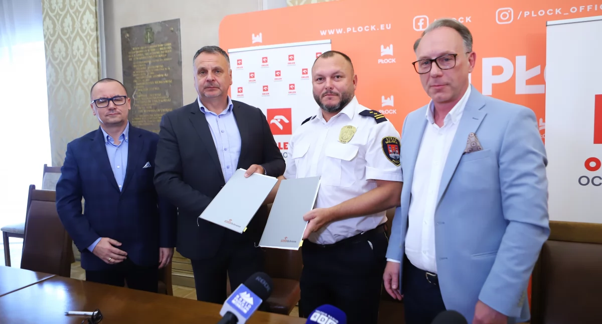 ORLEN Ochrona przekazała Straży Miejskiej w Płocku nowoczesny sprzęt. Latający patrol nad miastem