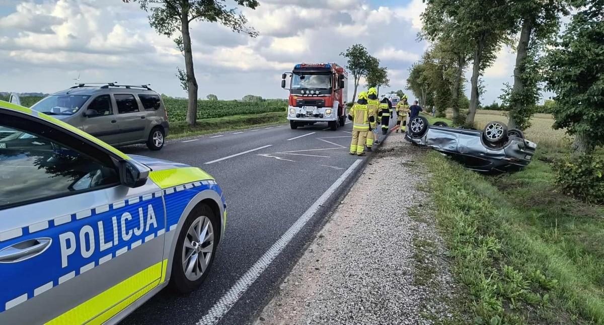 Niebezpieczna sytuacja pod Płockiem na krajowej 60. Dachowanie osobówki