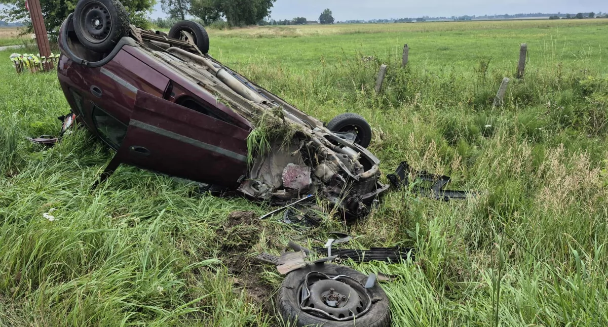 Powiat płocki. Kobieta i 2-letnie dziecko w szpitalu po dachowaniu osobówki