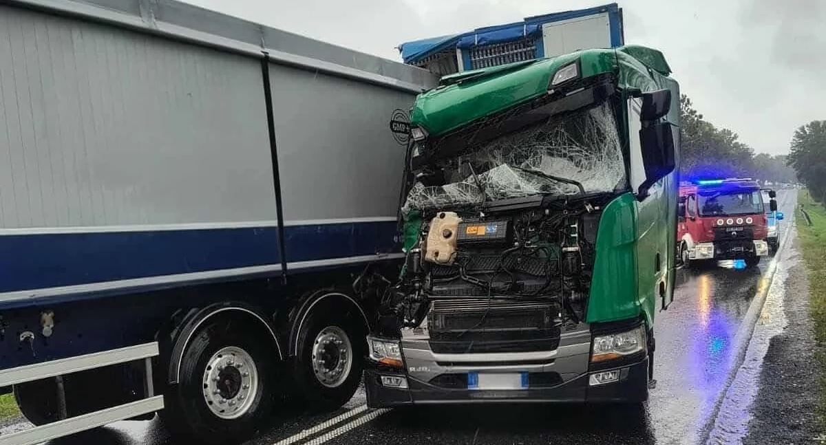 Płock. Zderzenie trzech ciężarówek na DK 60. Droga w kierunku Drobina całkowicie zablokowana