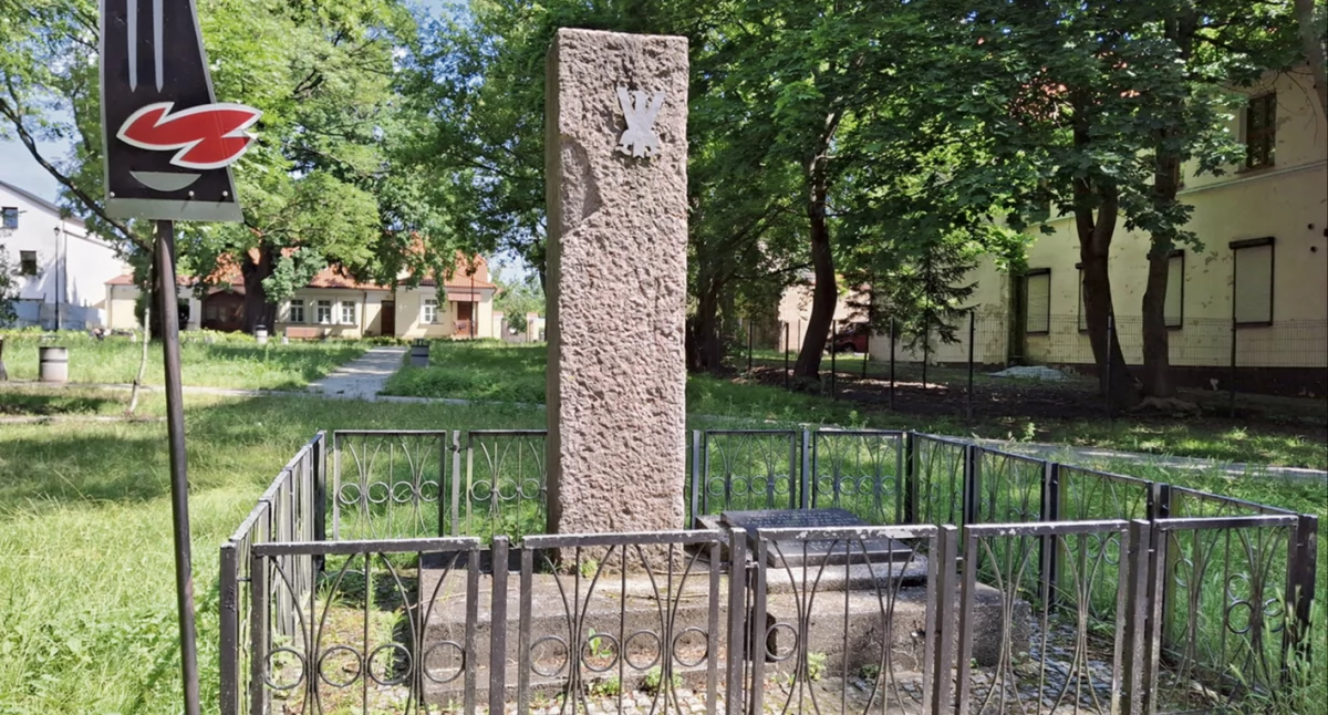 Renowacja miejsca pamięci w ogrodzie Władysława Broniewskiego