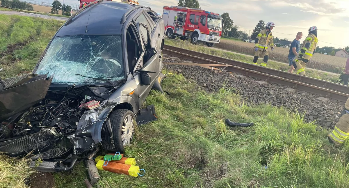 Zderzenie szynobusu z samochodem w Ogorzelicach. Przejazd zamknięty [AKTUALIZACJA]