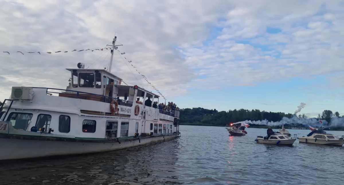Na Wiśle zawyły syreny i zapłonęły race. Płoccy wodniacy oddali hołd 