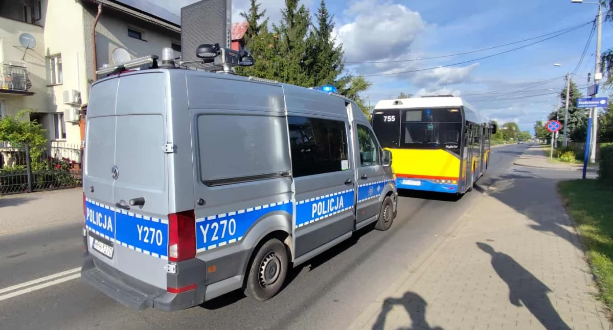 Autobus zahamował, samochód odjechał, dwie osoby trafiły do szpitala. Co się stało dziś przy ul. Wyszogrodzkiej?
