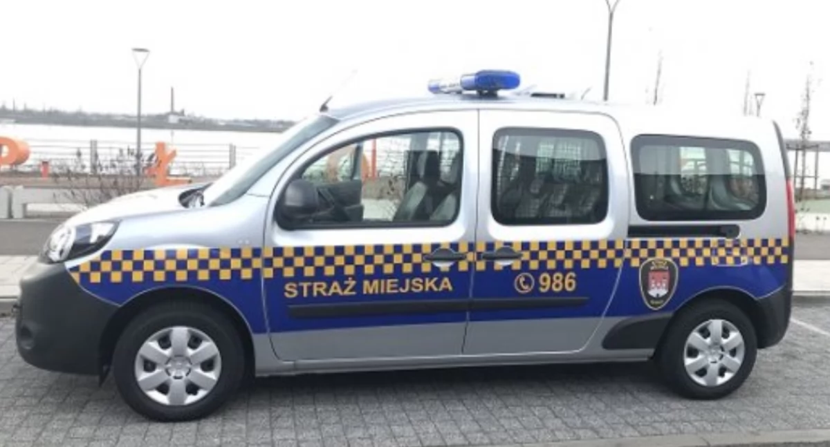 Służby w bloku przy ul. Traugutta. Mężczyzna zmarł na klatce schodowej