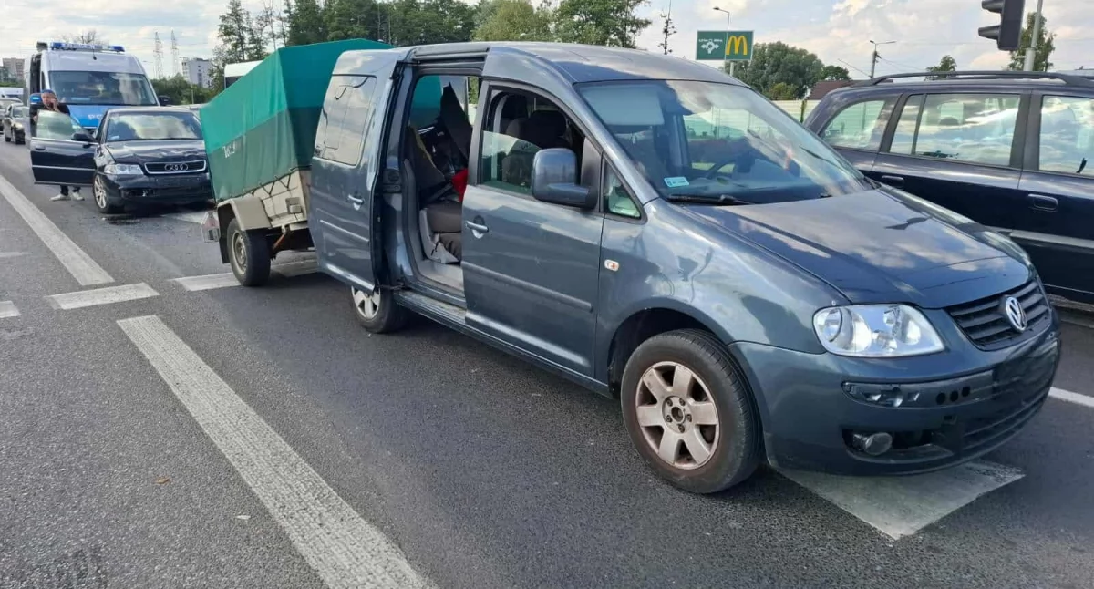 Kolizja na rondzie Wojska Polskiego w Płocku. Sprawca nie powinien wsiadać za kierownicę [ZDJĘCIA]