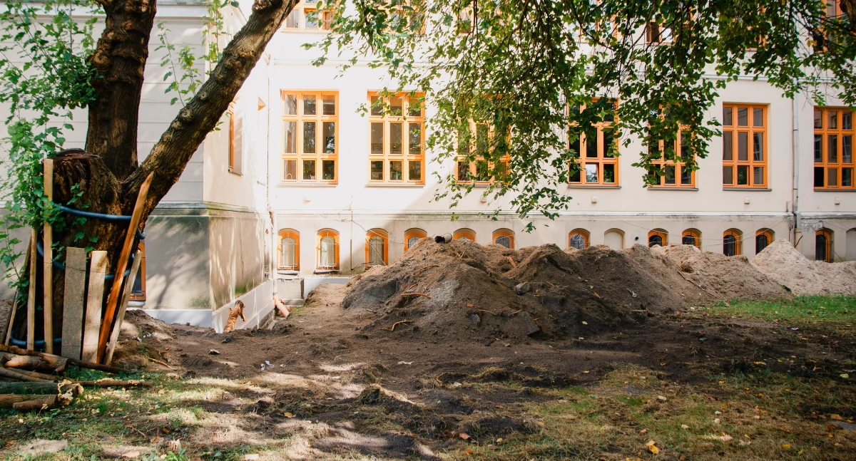 Ruszył remont elewacji jednego z płockich liceów. Prace potrwają do maja przyszłego roku