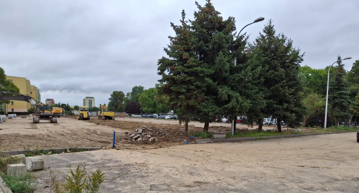Zmiany przy Al. Kobylińskiego w Płocku. Był basen, powstaje parking